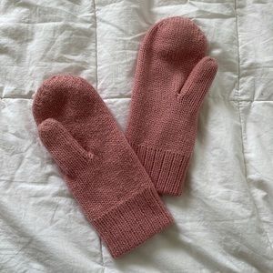 Aritzia pink mittens